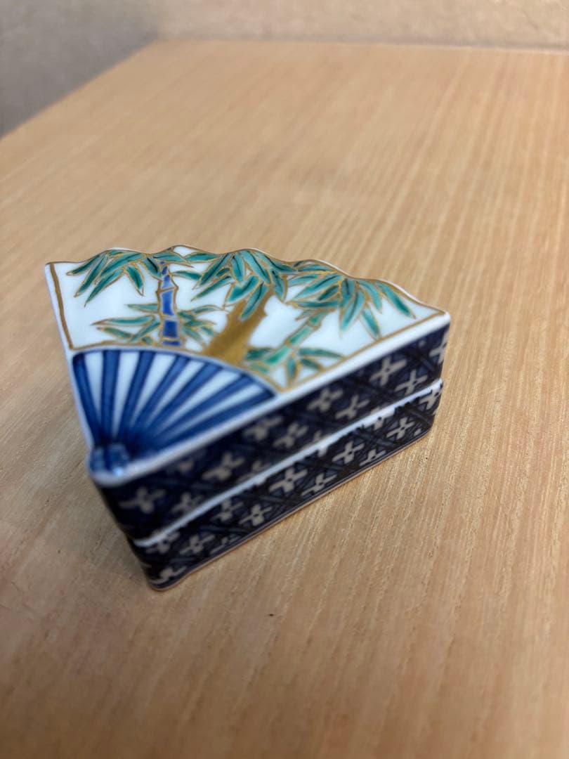 香合　金彩染付　開扇　西村徳泉作