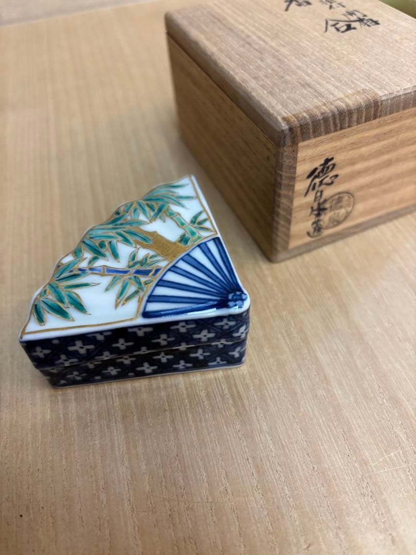 香合　金彩染付　開扇　西村徳泉作