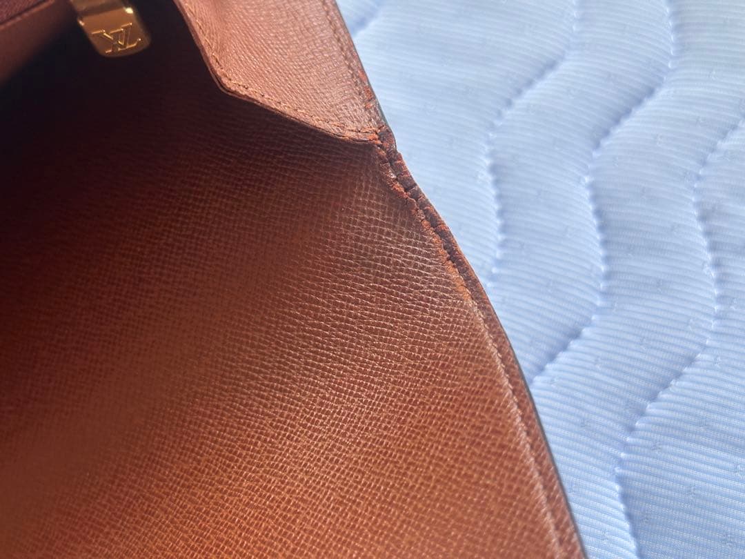 LOUIS VUITTON（ルイヴィトン）モノグラムラインの二つ折り長財布