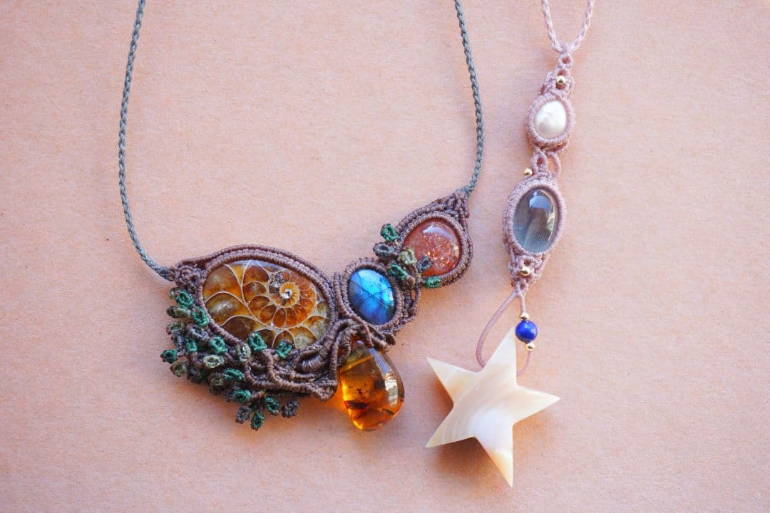 《森のかけら》アンモナイトと３種の石　マクラメ　ネックレス