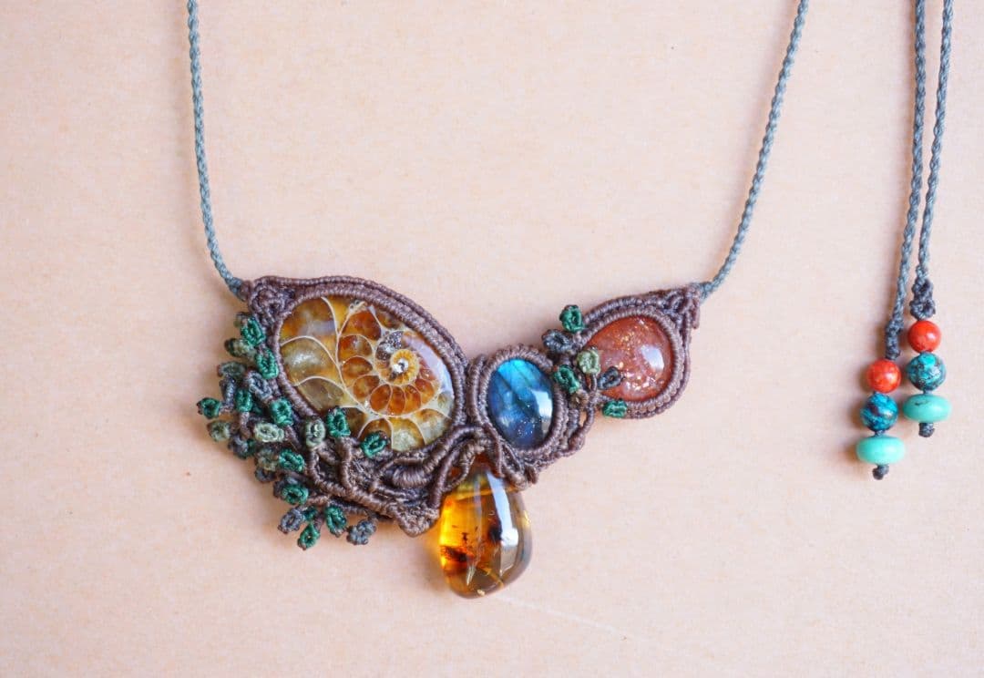 《森のかけら》アンモナイトと３種の石　マクラメ　ネックレス