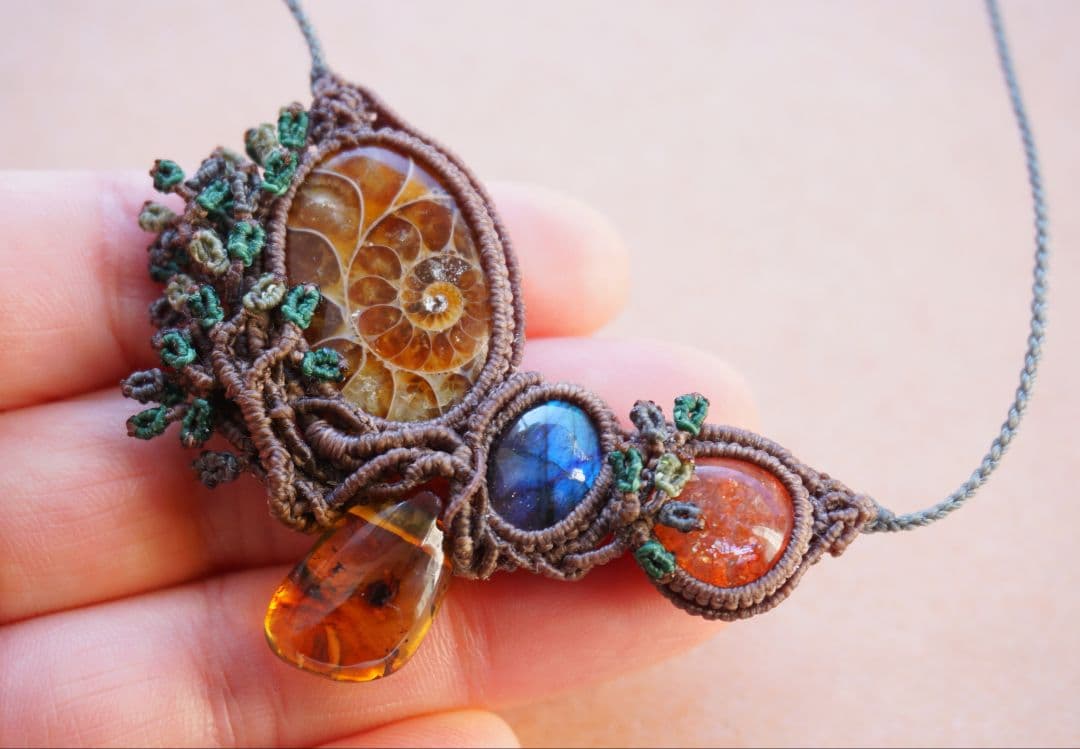 《森のかけら》アンモナイトと３種の石　マクラメ　ネックレス