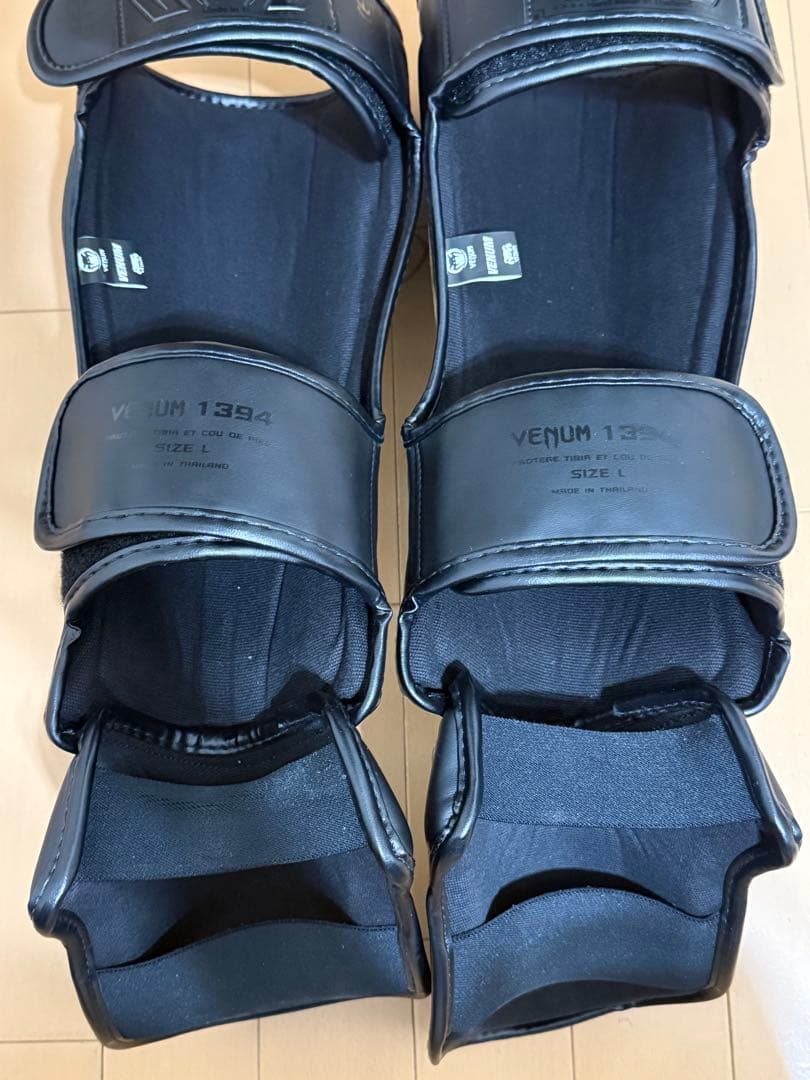 Venum ブラック レガースLサイズ
