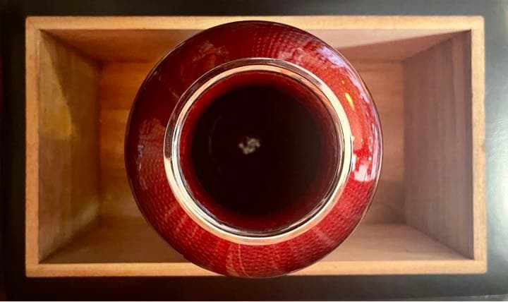 佐藤七宝店謹製　七宝花瓶　赤透四君子文　台座付　共箱入り　未使用