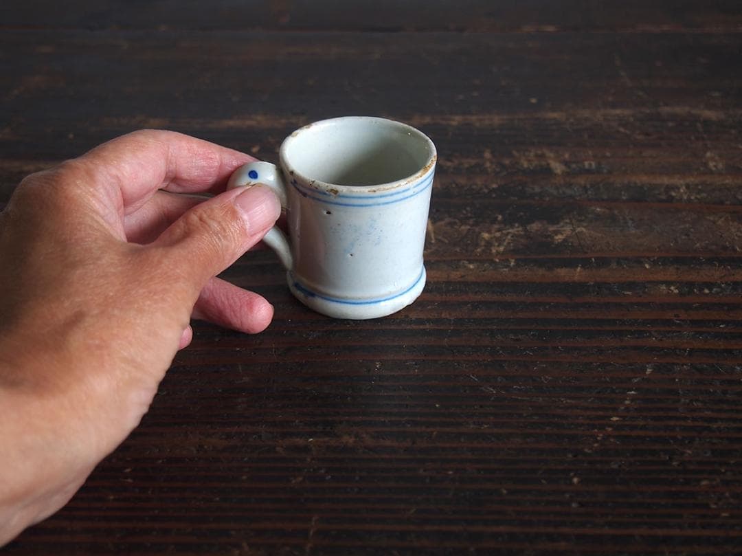 白に青いラインの小さなカップ マニセス 陶器 スペイン古陶/K282