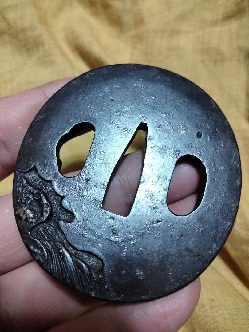 ♦最終価格♦　鉄鍔　鐔　(近江住重位作　猿に鷲図)　桑縁箱付き　東郷重位