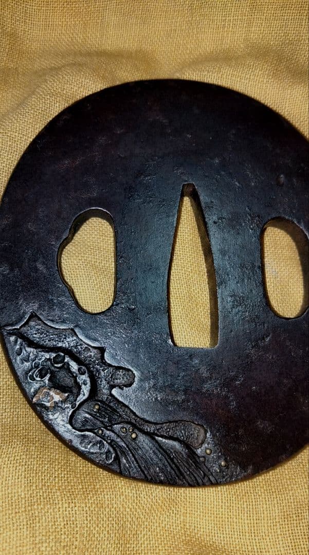 ♦最終価格♦　鉄鍔　鐔　(近江住重位作　猿に鷲図)　桑縁箱付き　東郷重位