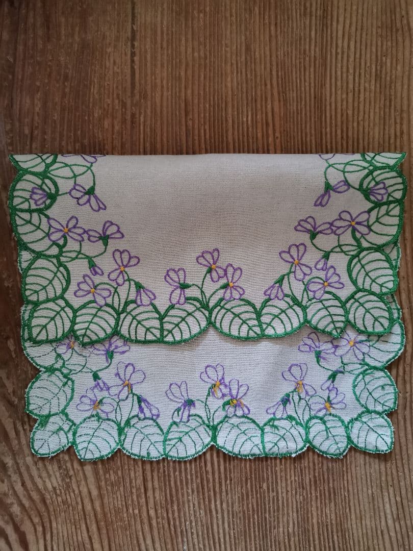 アンティーク/ヴィンテージ フランス 菫の葉と花のカットワーク刺繍 リネンクロス