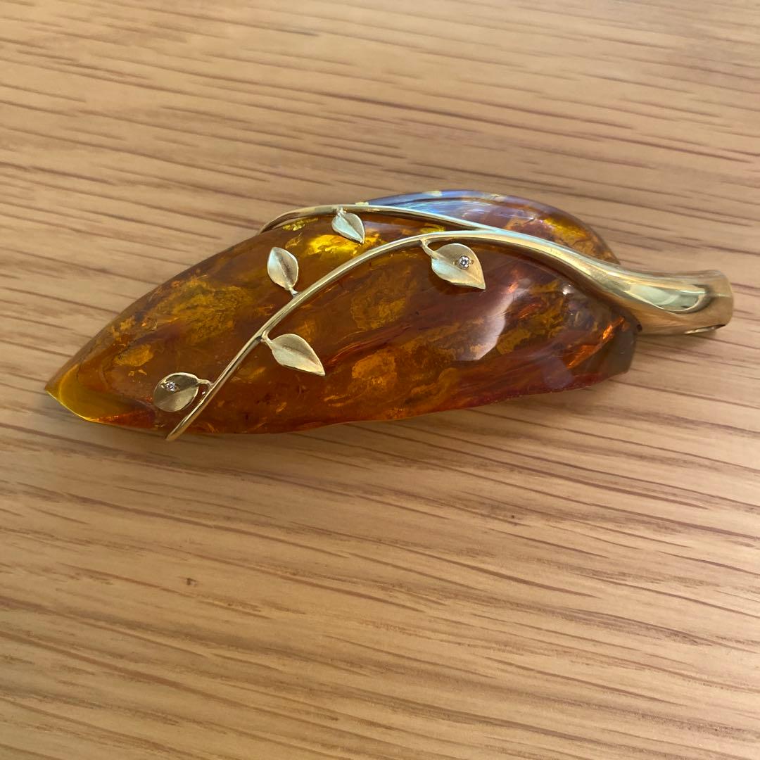 琥珀色の葉形ブローチ・ペンダントトップ