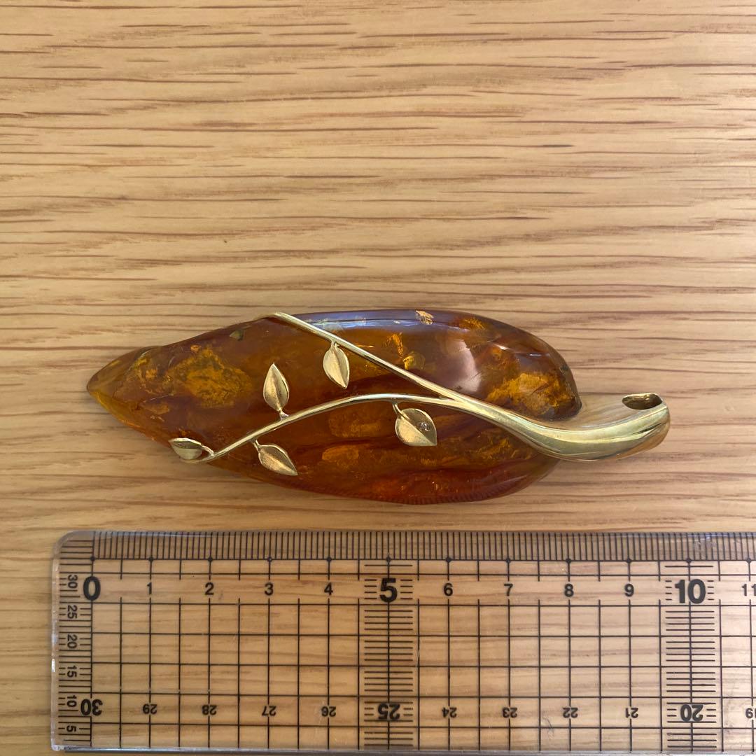 琥珀色の葉形ブローチ・ペンダントトップ