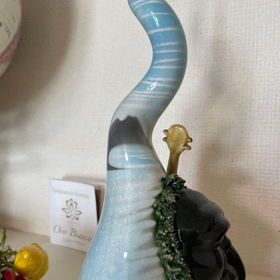 青と黒の楽器装飾陶器