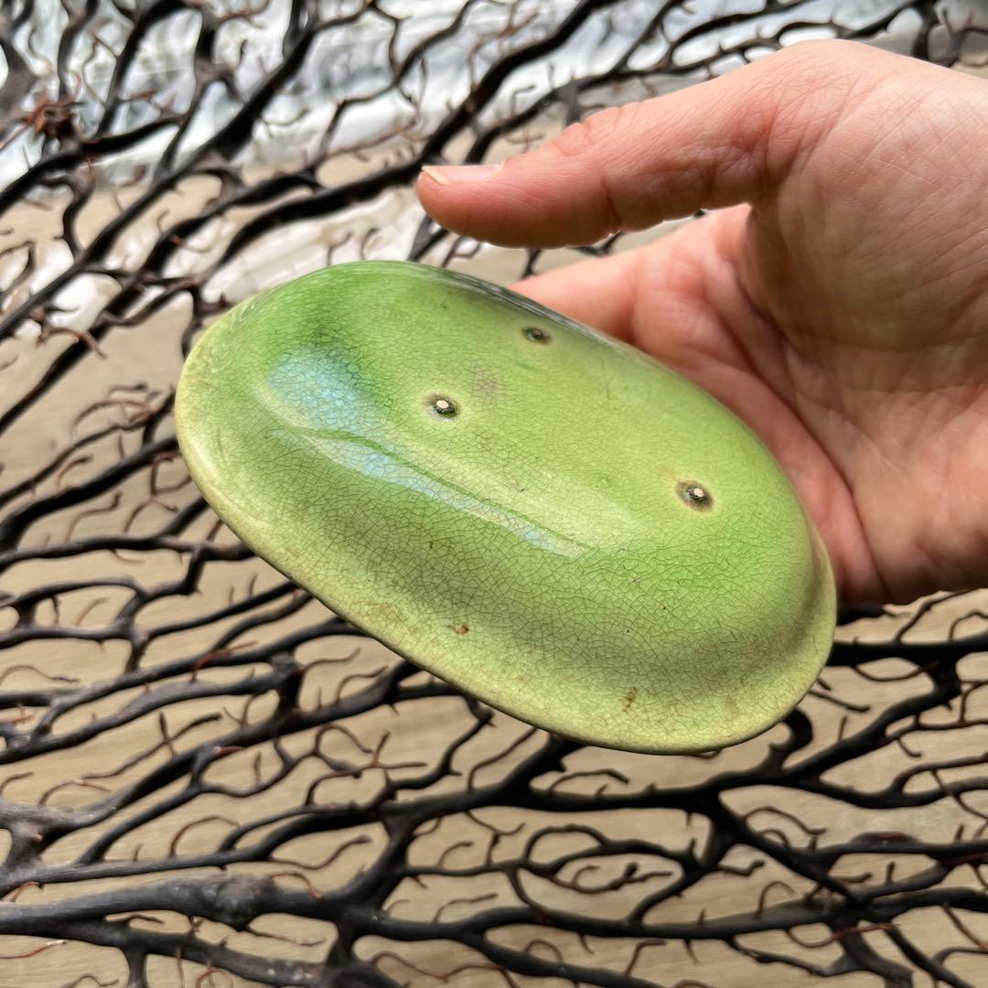 骨董　淡路珉平焼　タイルグリーン 陽刻　希少　5本爪龍紋　楕円形　豆皿