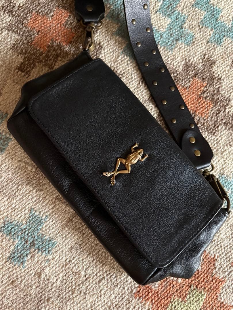 SOUS LES PAVÉS ブラックショルダーバッグ　フランス　カエル