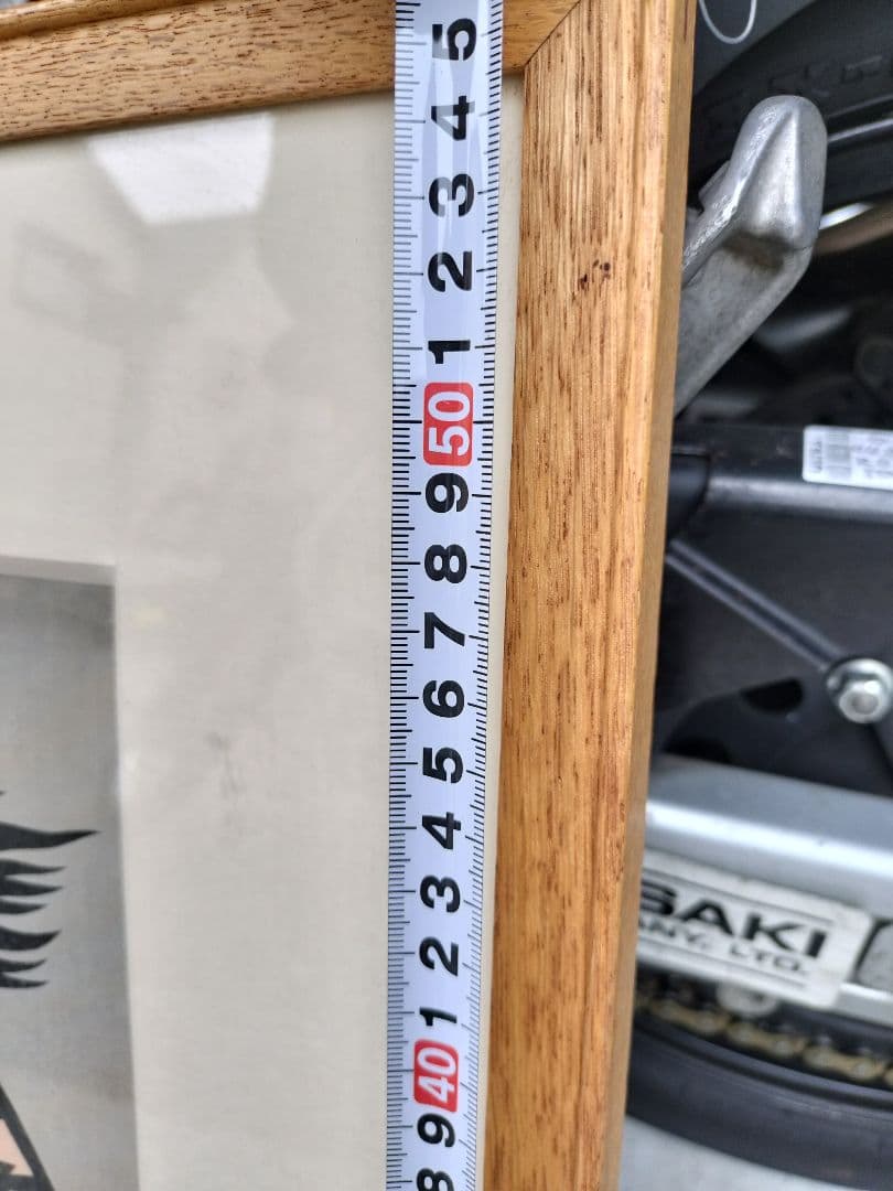 木版画 女性と荷物