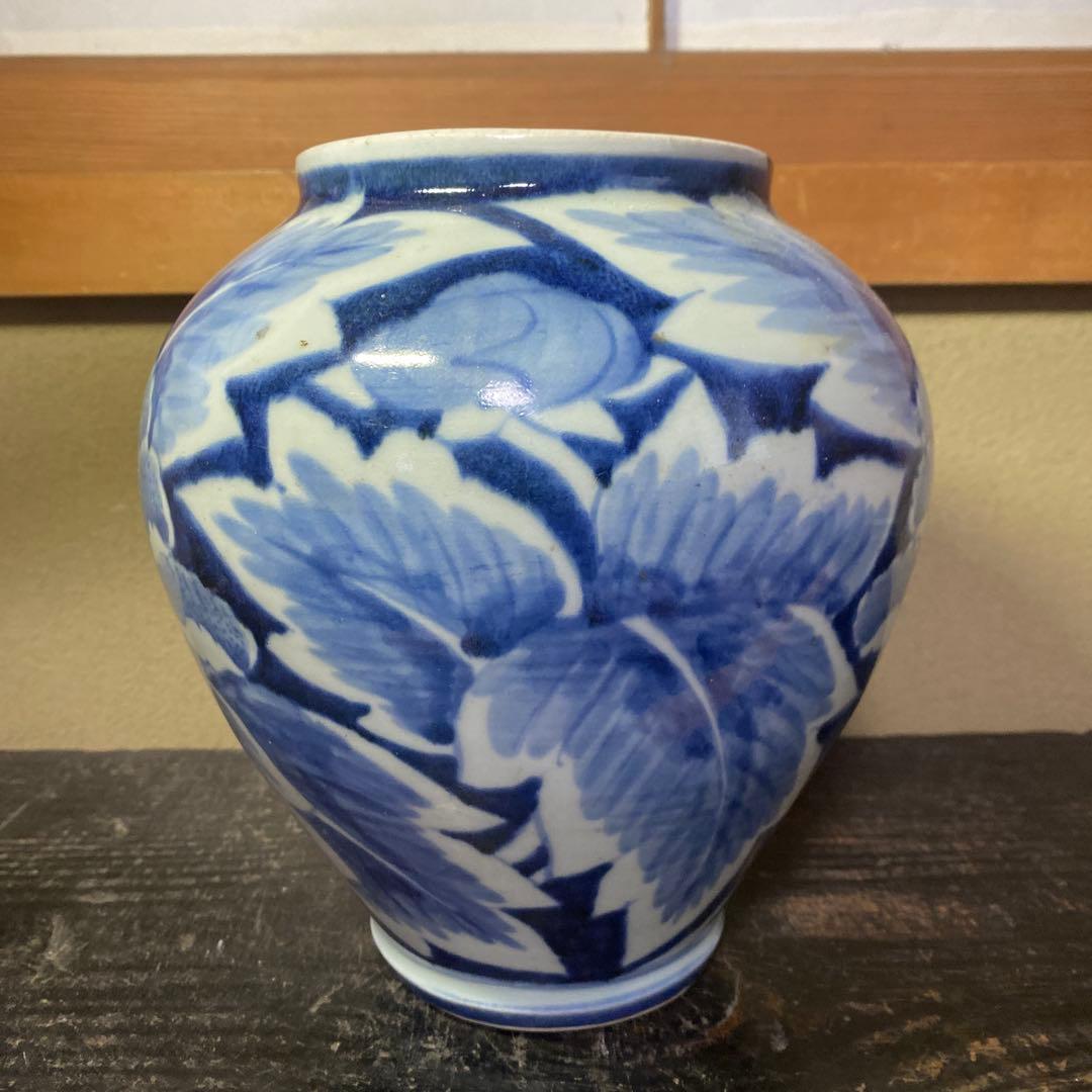 古伊万里　白抜き牡丹文壺