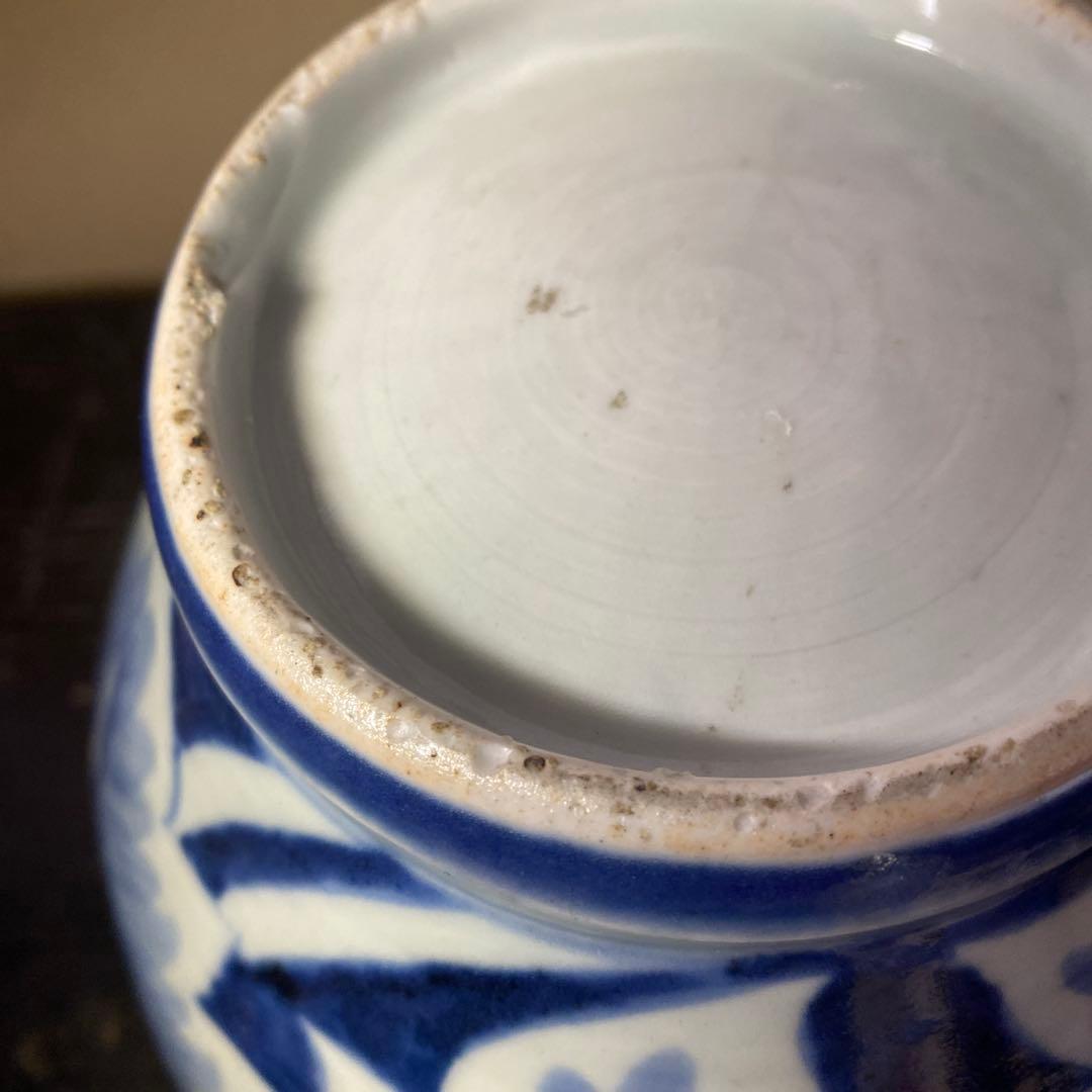 古伊万里　白抜き牡丹文壺