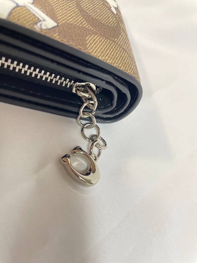 ☆新品未使用品☆ COACH　二つ折り財布　Cチャーム　 スヌーピー