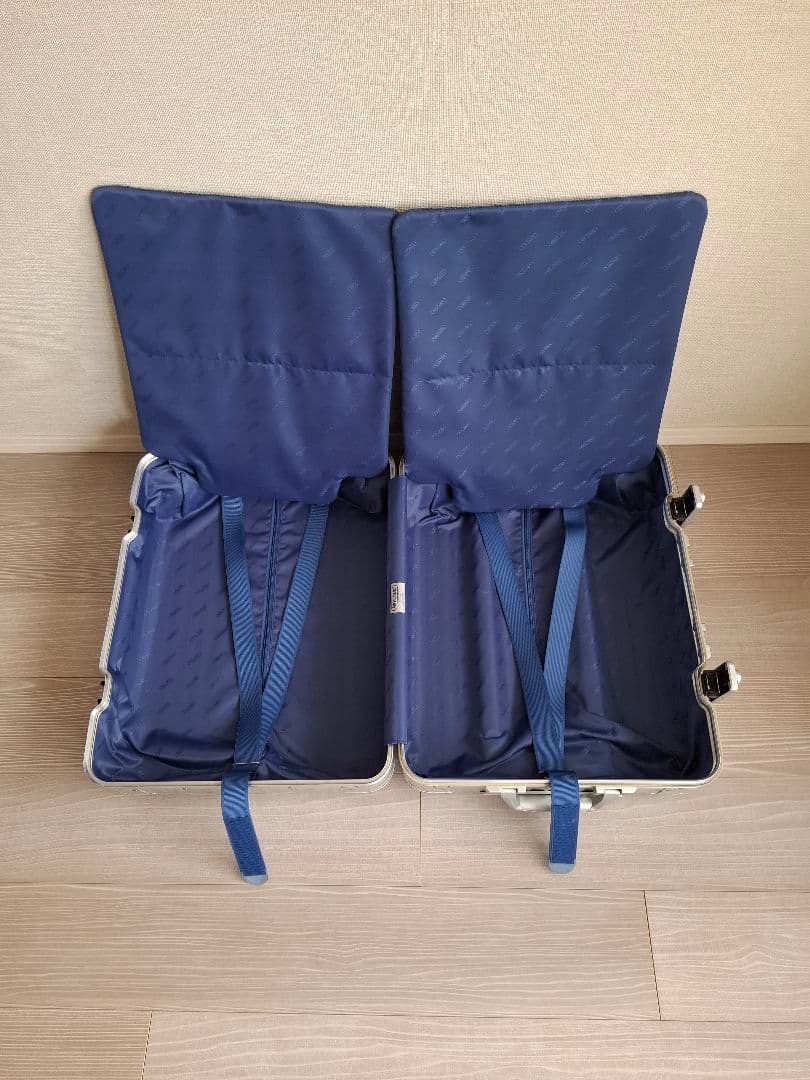 リモワ「トパーズ」48L 4輪シルバー