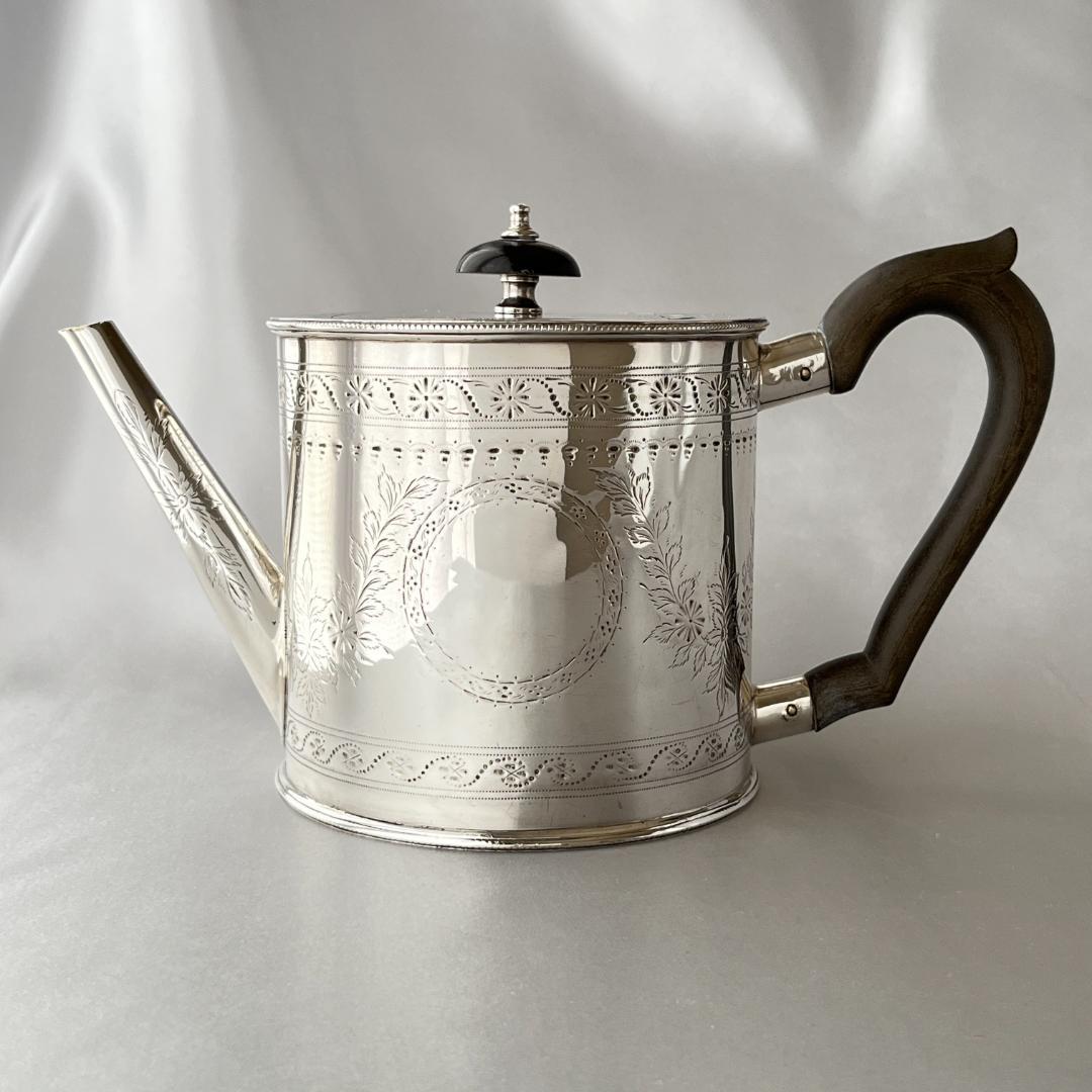 【英国】 エドワーディアン ティーポット 【シルバープレート】