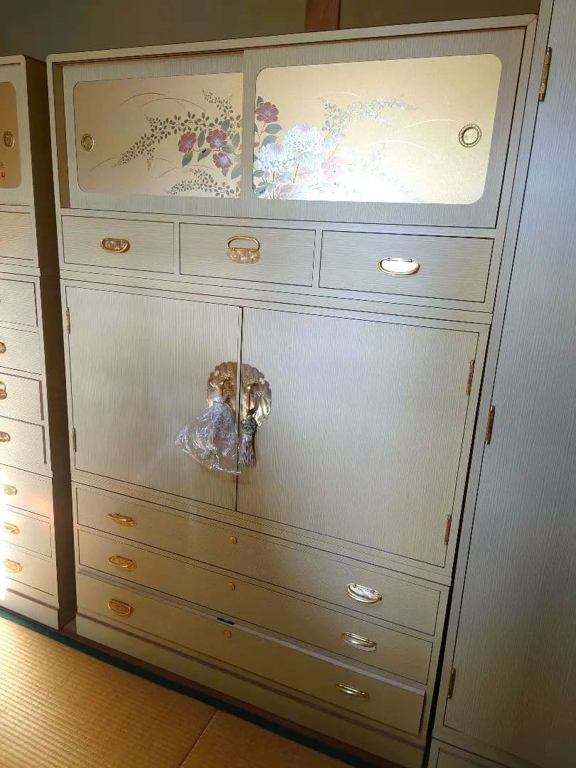 木製箪笥 花柄装飾