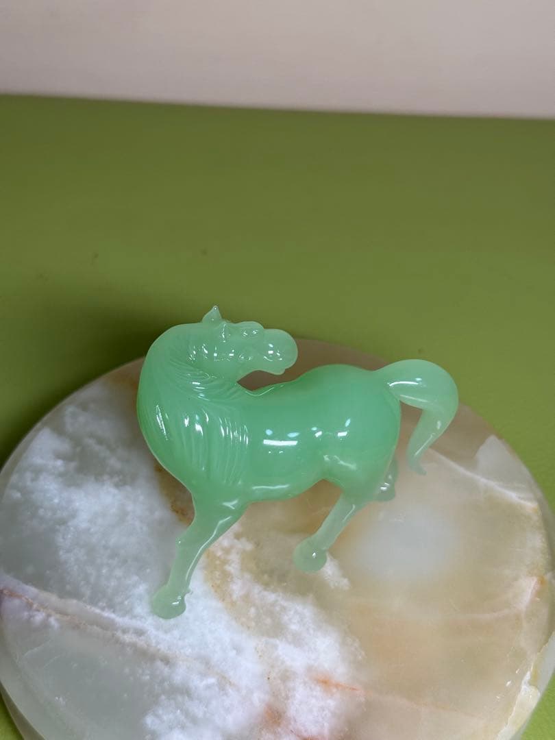 翡翠 馬の彫刻 淡い緑色
