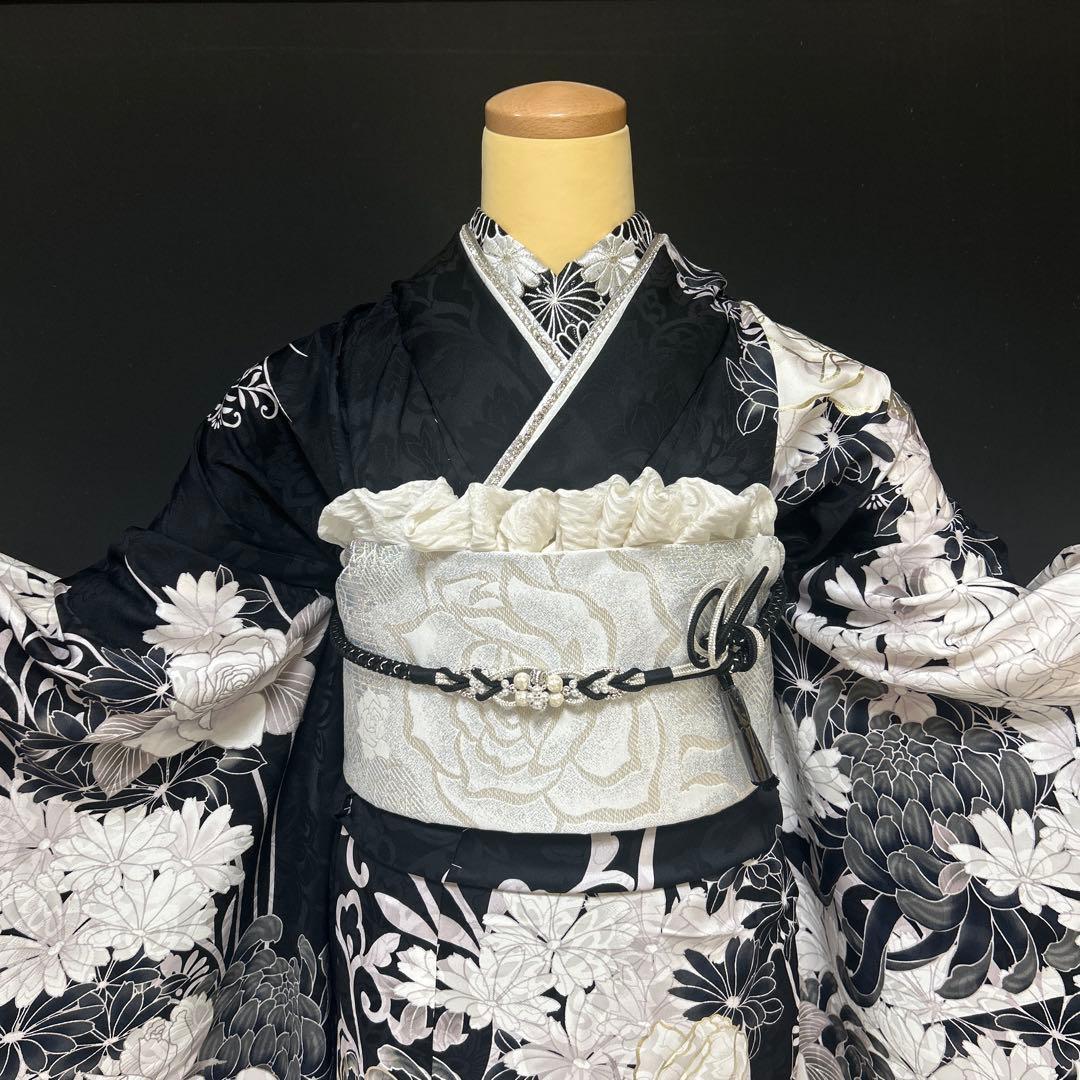 黒地のモノトーン薔薇と乱菊のシックな振袖フルセット