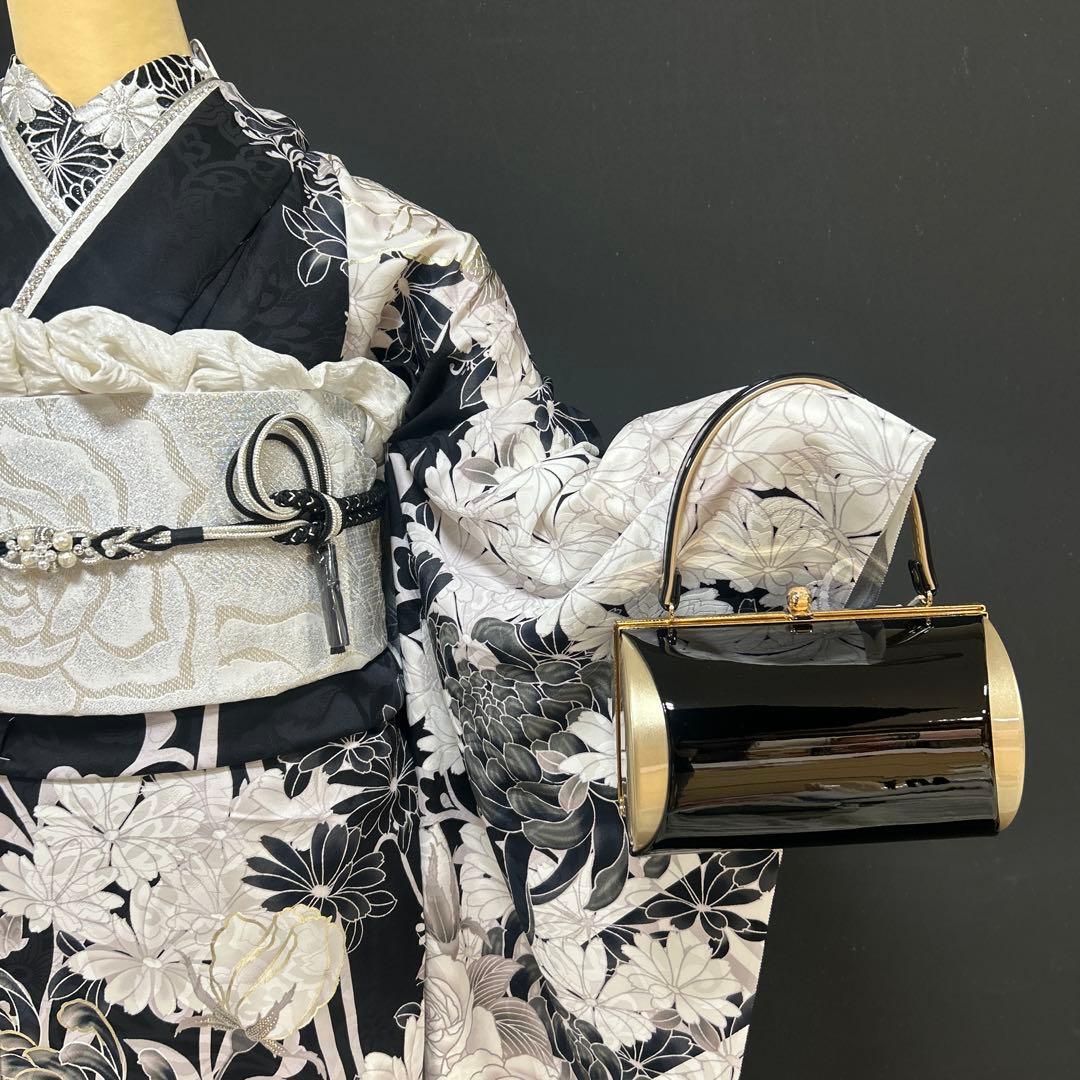 黒地のモノトーン薔薇と乱菊のシックな振袖フルセット