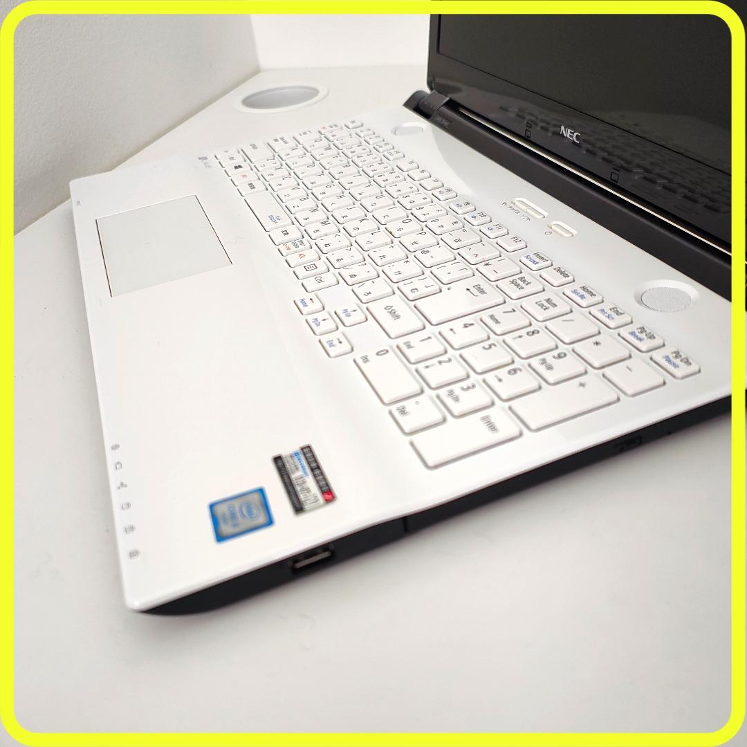 白　新品SSD256GB⭐️windows11 ノートパソコン　カメラ　788