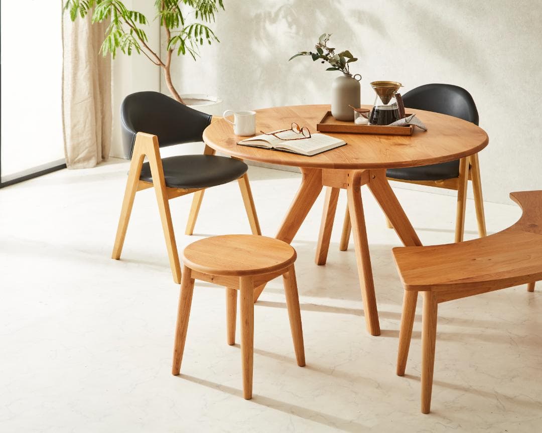 白い猫　ダイニングテーブル　110㎝　円形　アルダー　無垢　北欧　可愛い