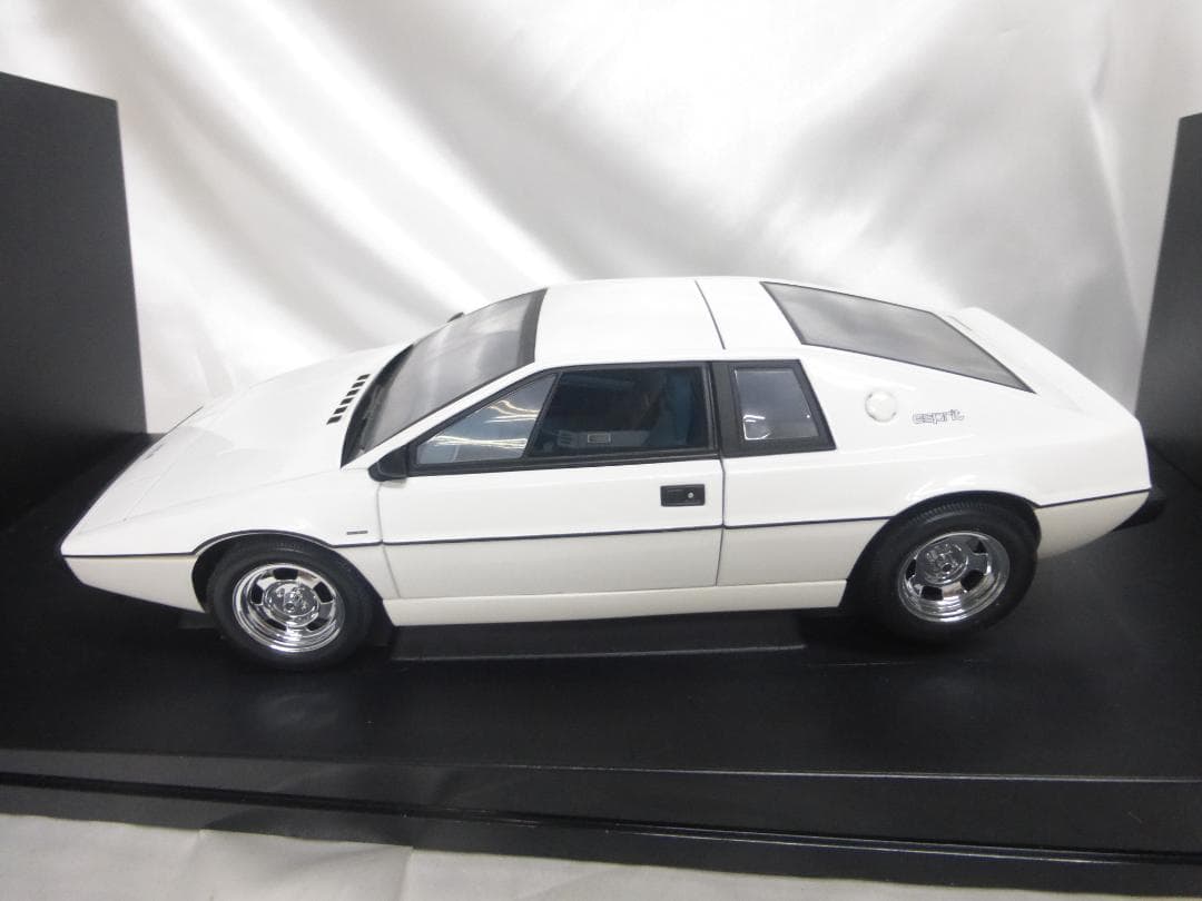 絶版　1/18 オートアート　ロータス エスプリ 映画007 私を愛したスパイ