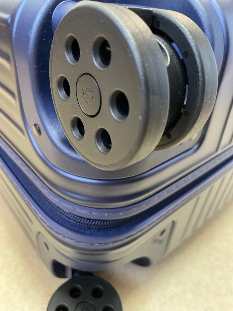 リモワ　Essential チェックイン L マットブルー