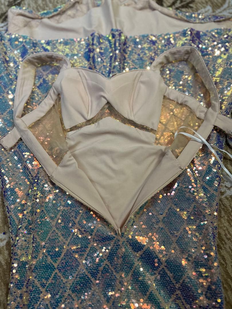 スパンコール装飾の青紫色ドレス