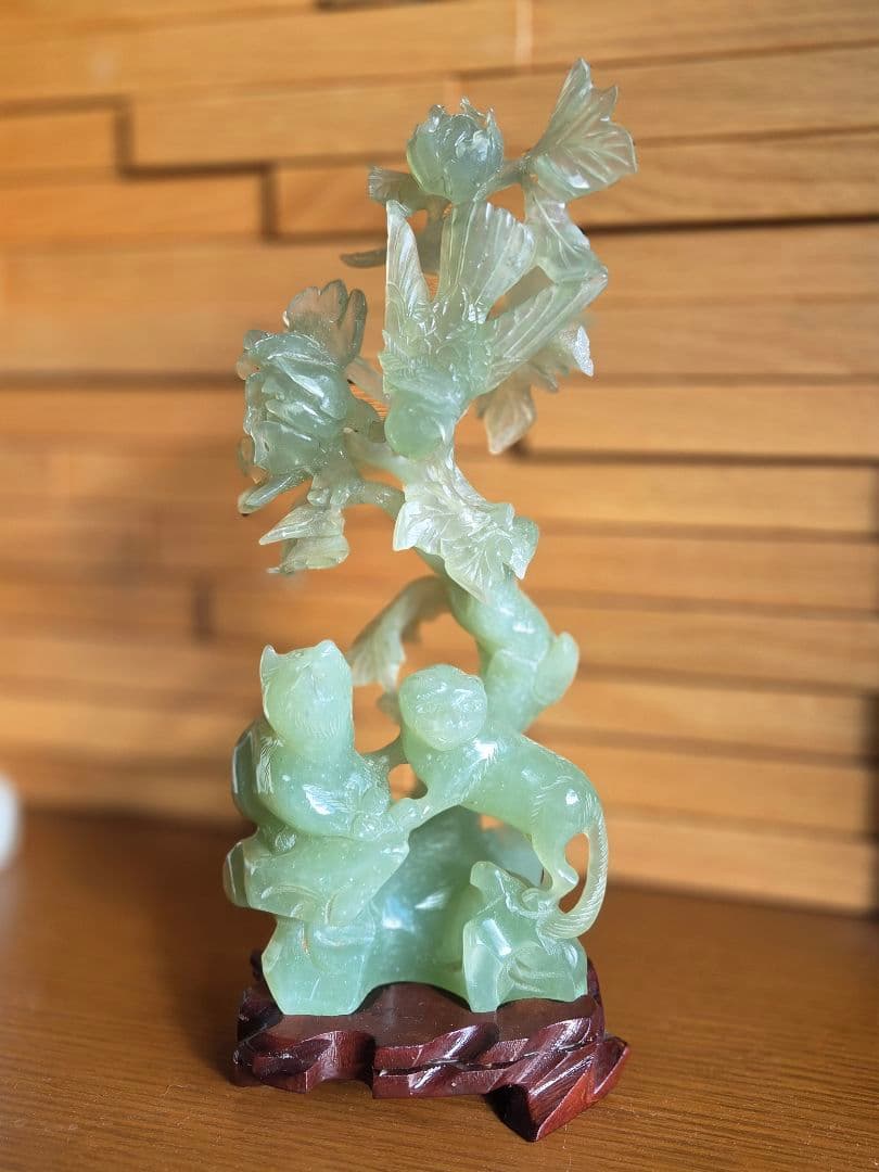 翡翠 猫　鷲　彫刻　天然石 木製台座　古美術品　骨董品