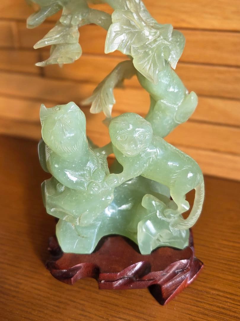 翡翠 猫　鷲　彫刻　天然石 木製台座　古美術品　骨董品