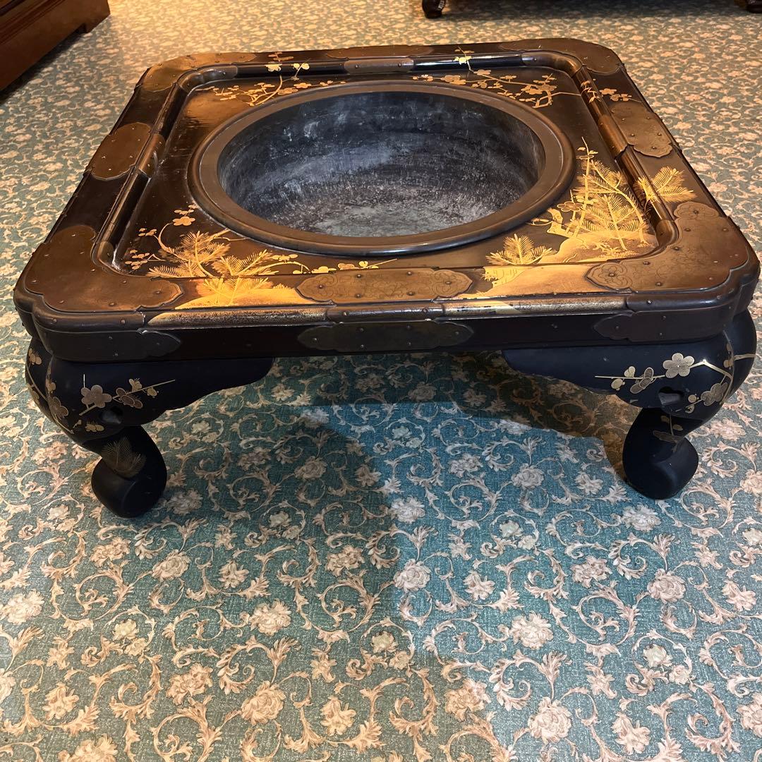 金箔装飾の四角形火鉢