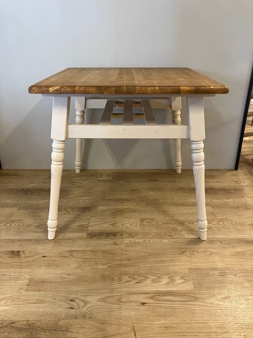 フレンチカントリー　パイン無垢材　正方形ダイニングテーブル　展示品