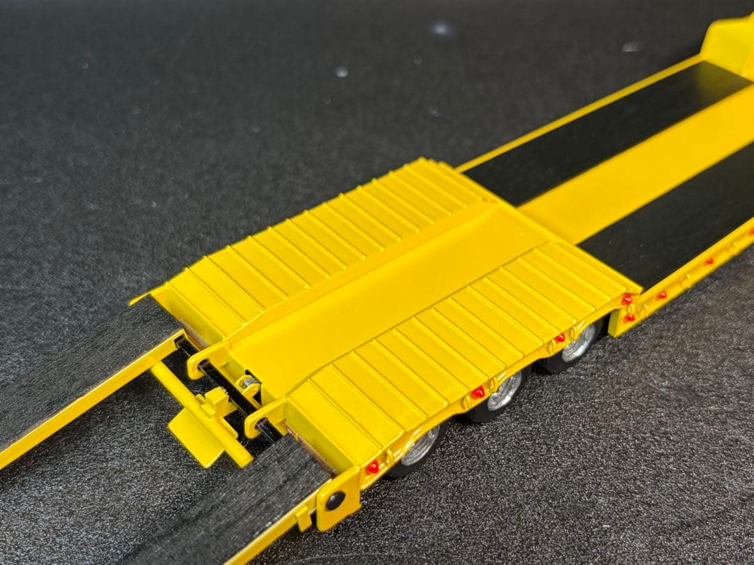 ブルーリボン　1/50 3軸低床トレーラー自動あゆみ付 重機 建機