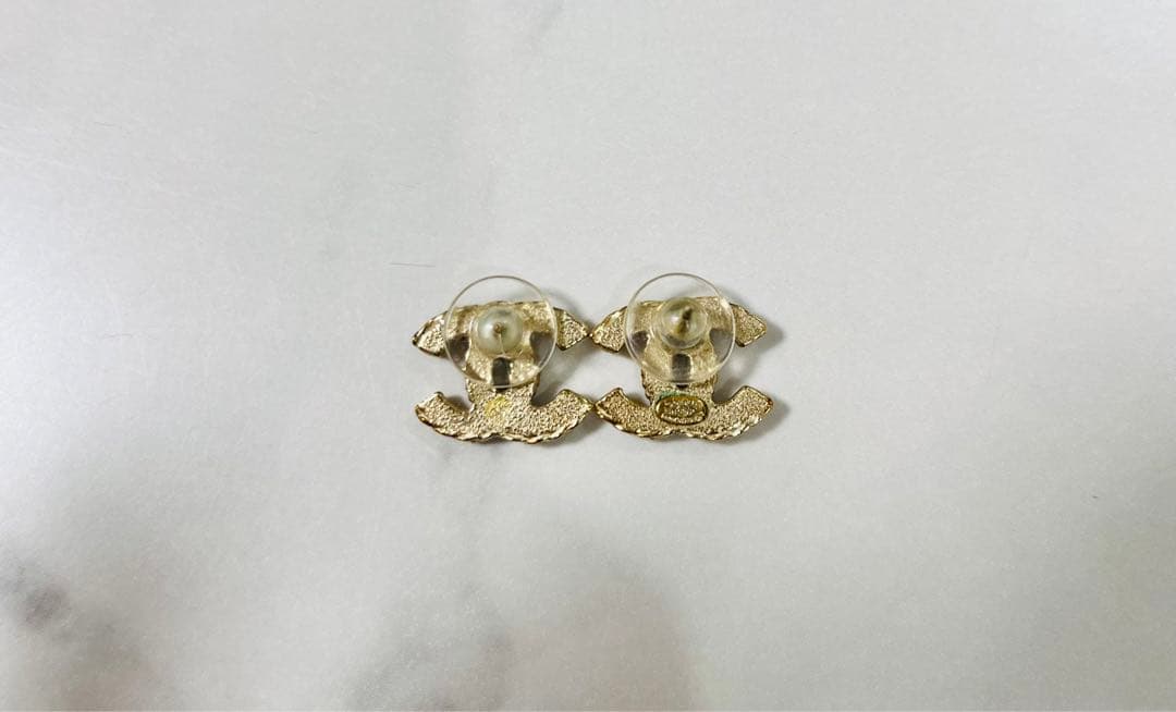 CHANEL ロゴピアス　ホワイト シャネル