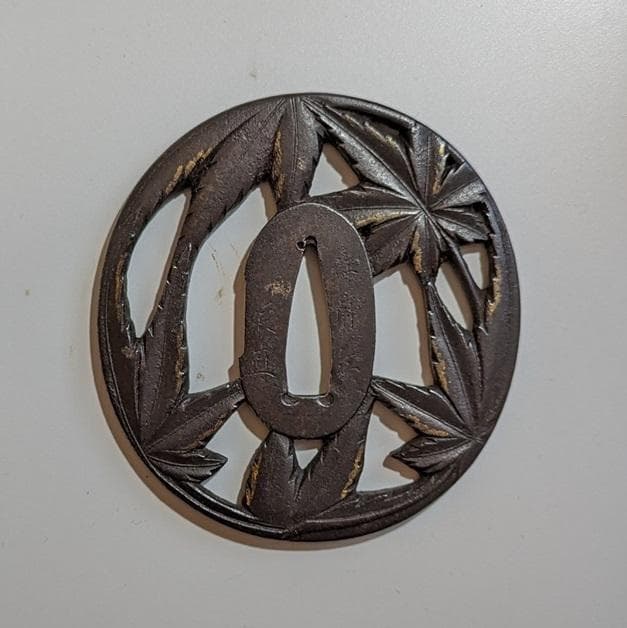 刀装具 透かし彫り鍔　江戸時代　銘 江府住 辰直