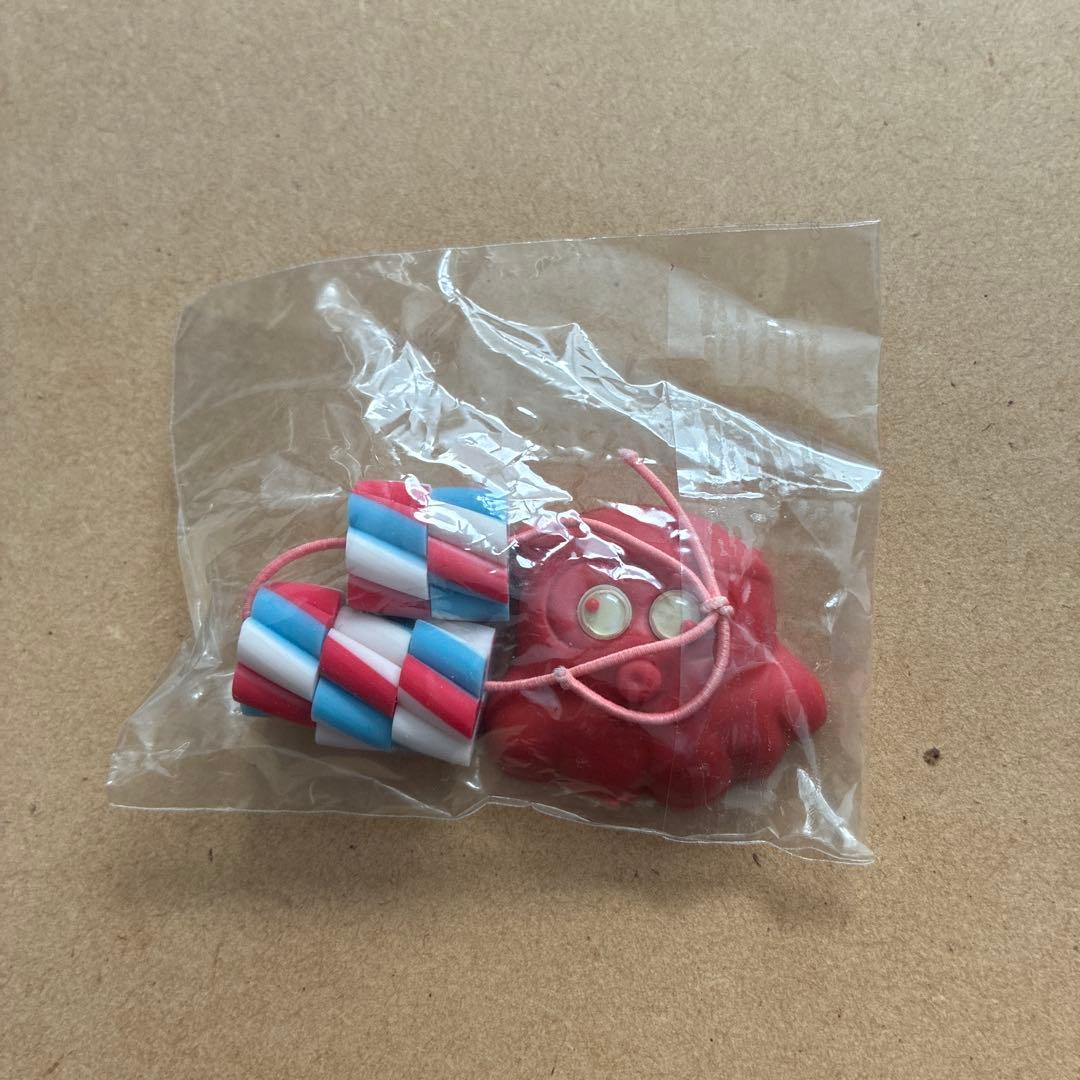 赤いキャラクター形状ストラップ付　消しゴム