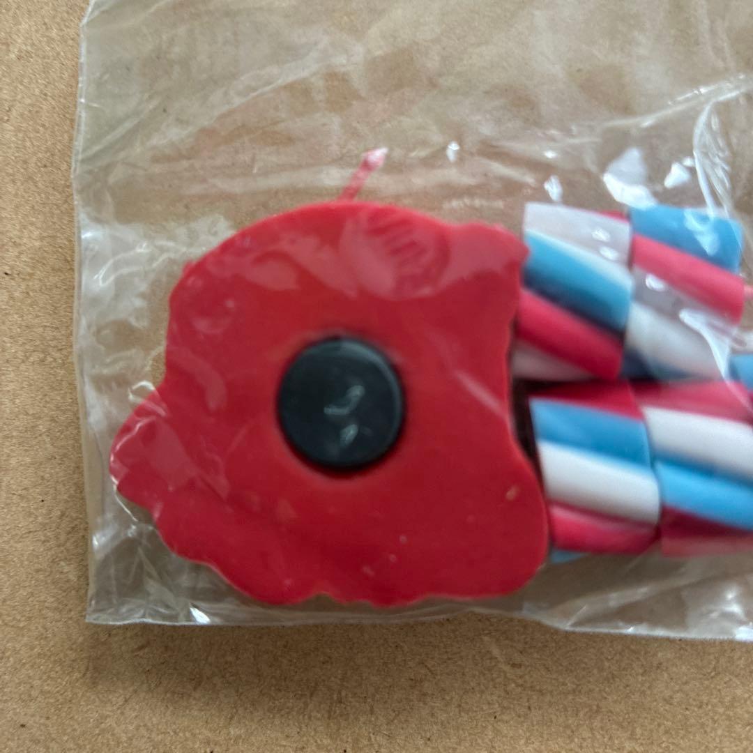 赤いキャラクター形状ストラップ付　消しゴム