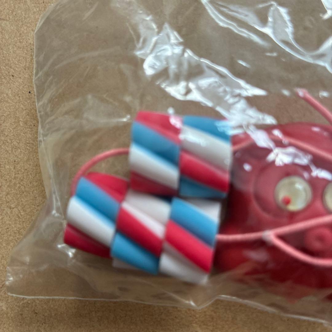 赤いキャラクター形状ストラップ付　消しゴム