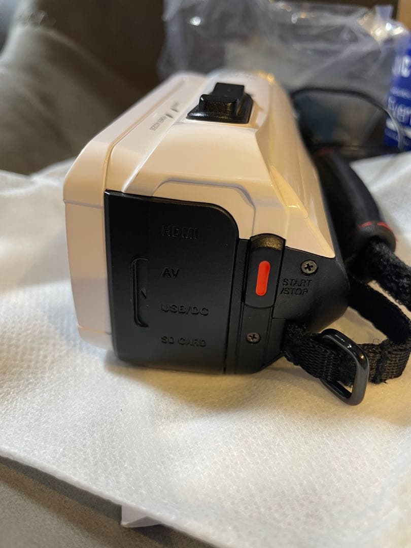 JVC ビデオカメラ　GZ-F117-W everio エブリオ