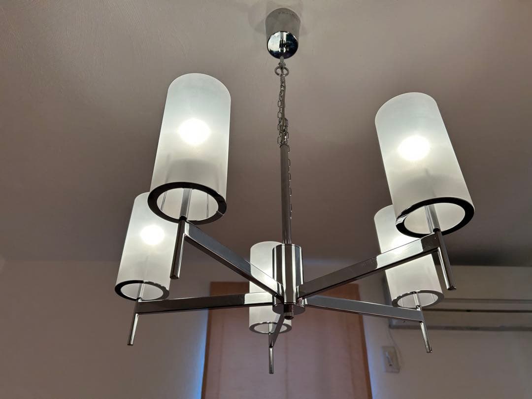 お部屋のイメージを変える5灯シャンデリア