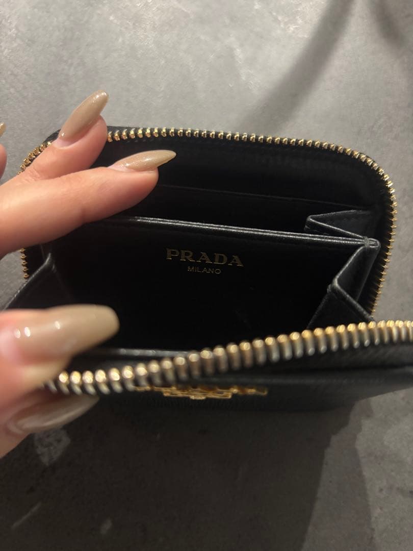 PRADA ブラックケース