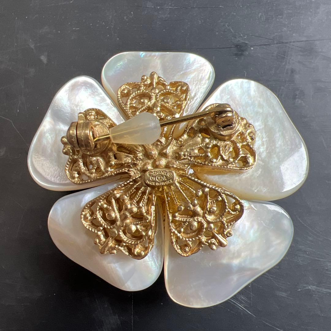 CHANEL ブローチ単品　白蝶貝花型ブローチ