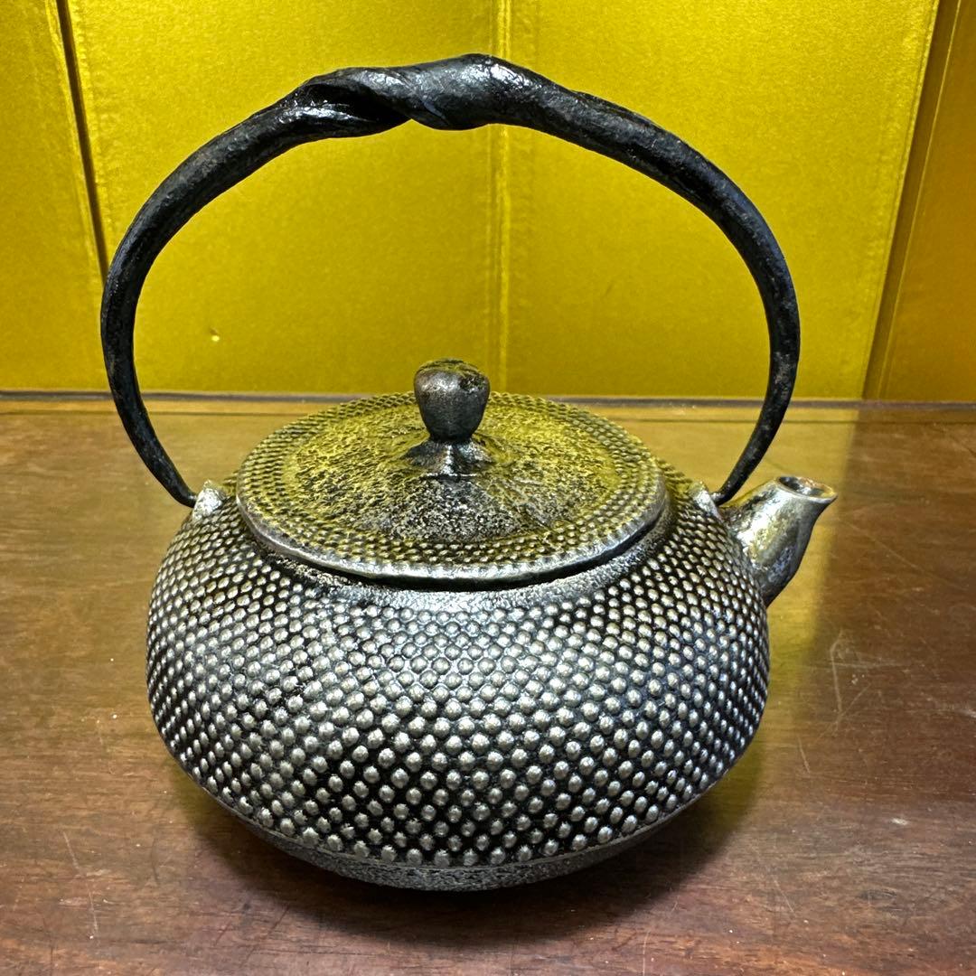 南部鉄瓶 ，砂鉄 ，健次郎 ，虫食蕾摘 ，あられ紋 ，茶道具