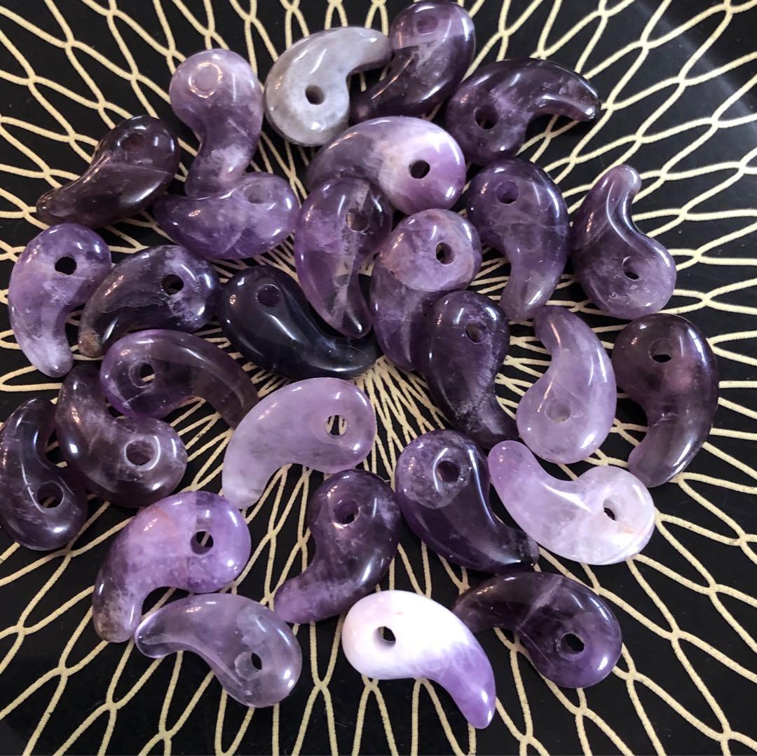 マガタマ天然石アメジスト小さい勾玉魔除けマガタマオブジェインテリア28点