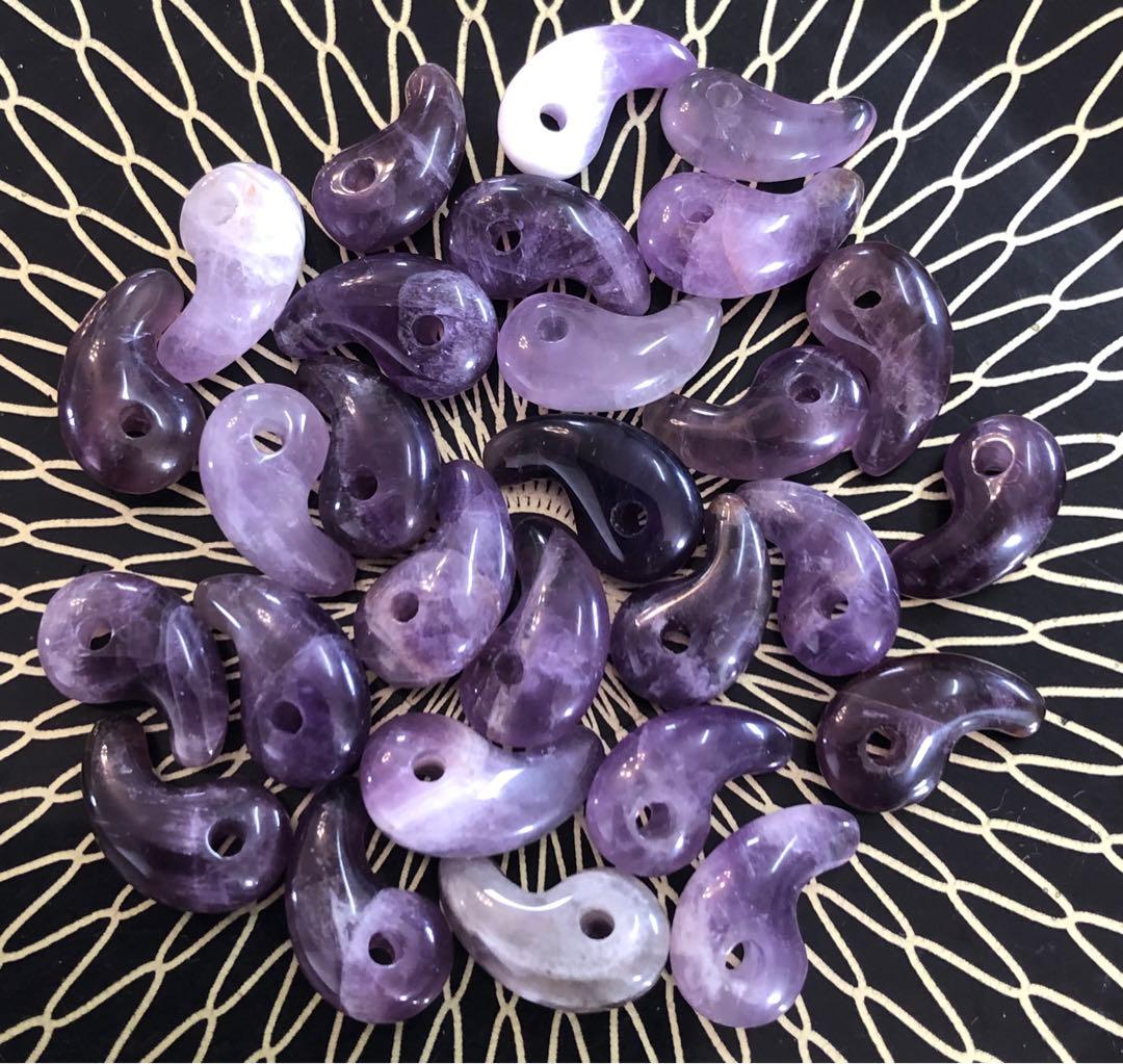 マガタマ天然石アメジスト小さい勾玉魔除けマガタマオブジェインテリア28点