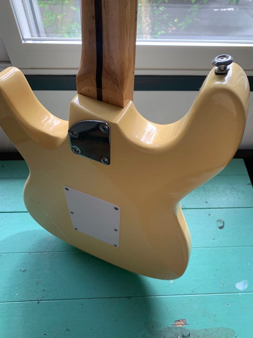 イエロー ストラトキャスタータイプ エレキギター新品弦付き